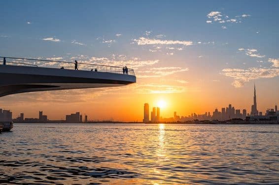 Horizonte de Dubai ao pôr do sol.