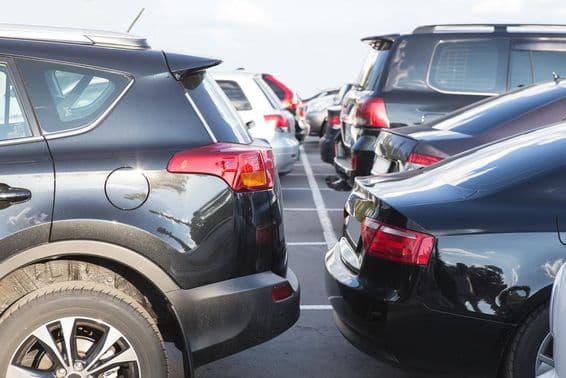 Carros estacionados do lado de fora em um estacionamento.