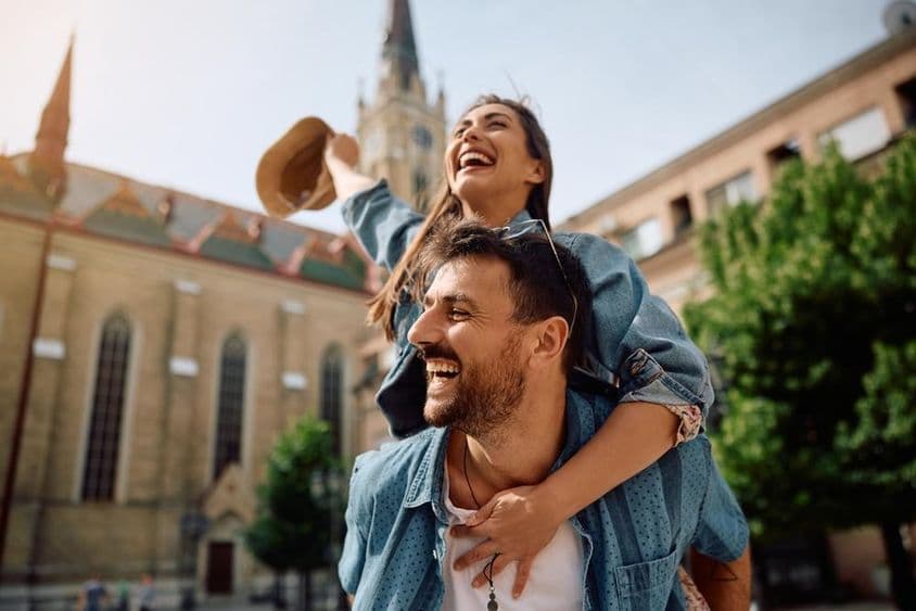 Casal jovem viajando despreocupado.