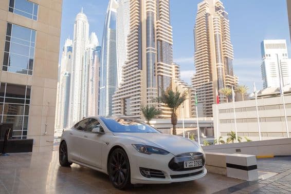 Carro elétrico Tesla nas ruas de Dubai.