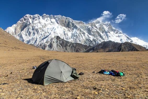 Vista da Montanha Lhotse e da face sul rochosa de Nuptse, a caminho do acampamento base do Monte Everest.
