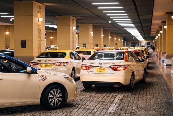 Táxis estacionados em um shopping mall de Dubai.