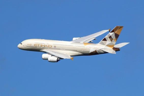 Um avião Airbus A380 da Etihad Airways em voo.