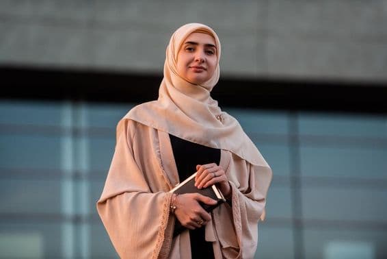 Estudante muçulmana usando hijab.