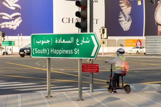Patinete elétrico no Distrito Al Wasl, Cidade de Dubai.