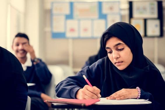 Crianças muçulmanas em Dubai estudando na sala de aula.