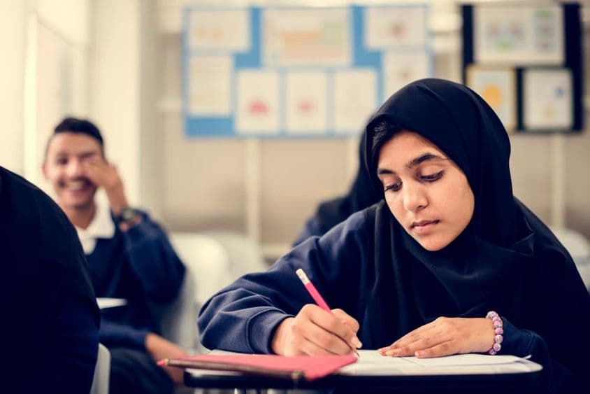 Crianças muçulmanas em Dubai estudando na sala de aula.