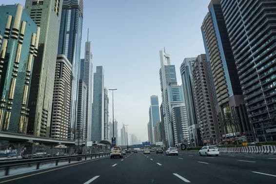 Sheikh Zayed Road Dubai antes do pôr do sol.