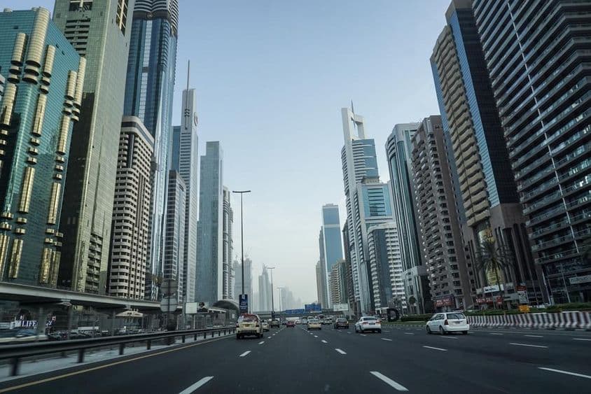 Sheikh Zayed Road Dubai antes do pôr do sol.
