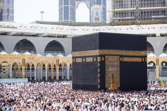 Também conhecida como Kaba al-Musharrafa, localizada no centro da mesquita mais importante do Islã, a Masjid al Haram.