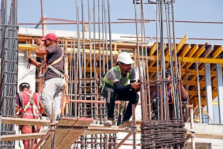 Dubai, Emirados Árabes Unidos, homens trabalhando em um canteiro de obras.