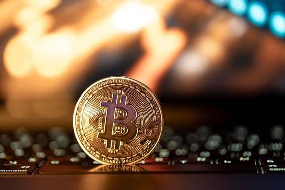 Moeda de Bitcoin sobre um teclado.