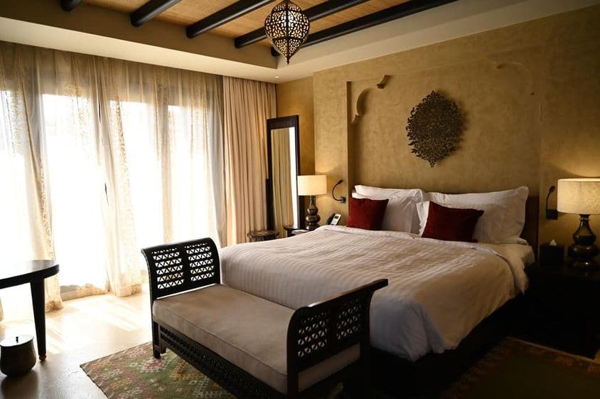 Abu Dhabi, Emirados Árabes Unidos, apartamento com sofá.