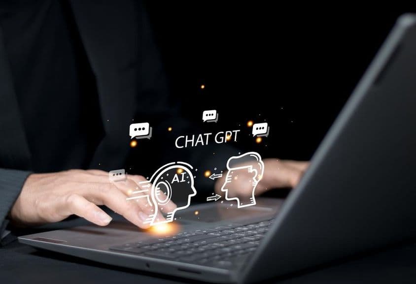 Empresário interagindo com um chatbot de IA desenvolvido pela OpenAI.