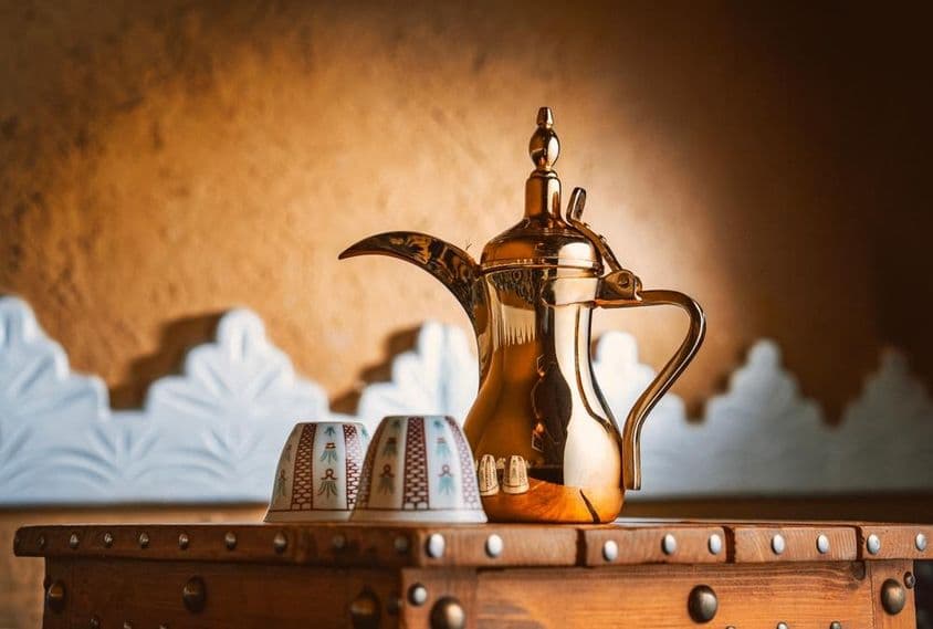 Cafeteira árabe tradicional. Dallah de café saudita.