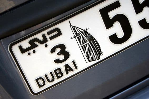 Uma placa de carro de Dubai número 55.