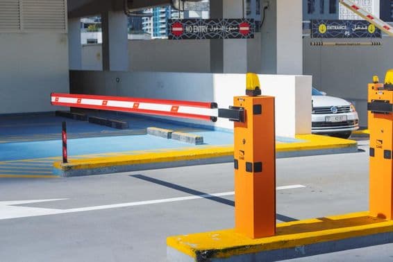 Sistema de entrada em Dubai regulando barreiras automáticas para o estacionamento da cidade.