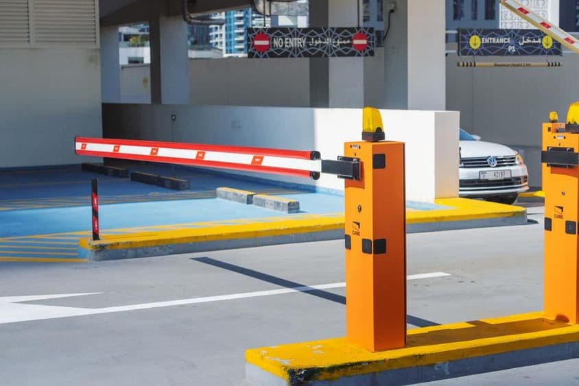 Sistema de entrada em Dubai regulando barreiras automáticas para o estacionamento da cidade.