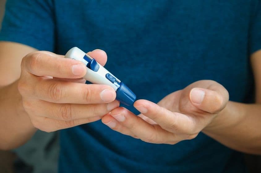 Gestão da diabetes e verificação de hiperglicemia com monitor de glicose no sangue.