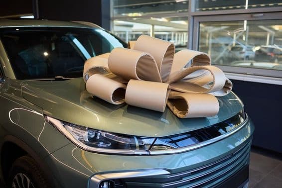 Carro premiado decorado com fita para ocasião festiva.