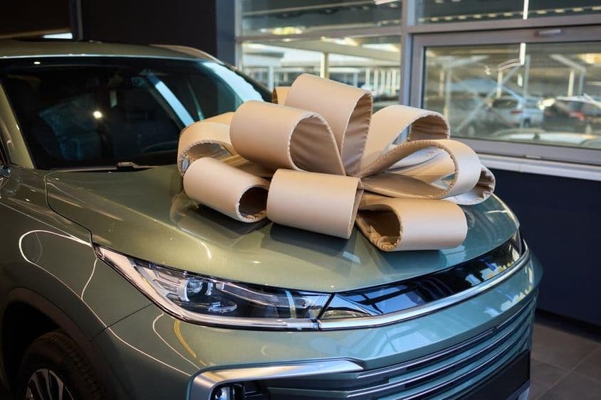 Carro premiado decorado com fita para ocasião festiva.