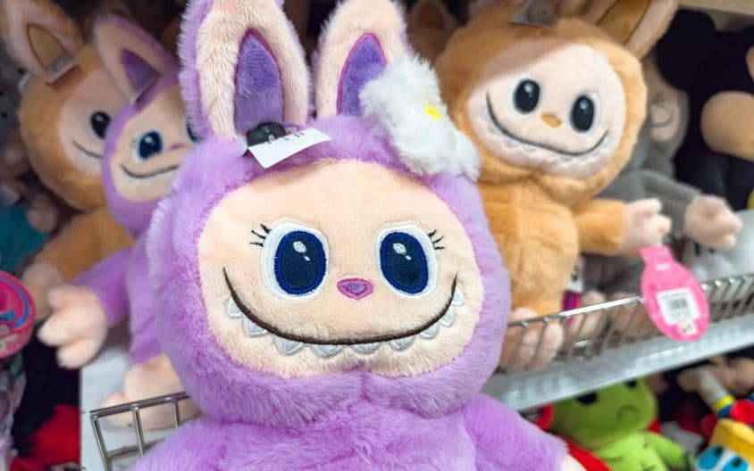 Brinquedos de pelúcia LABUBU no The Monsters da Pop Mart.
