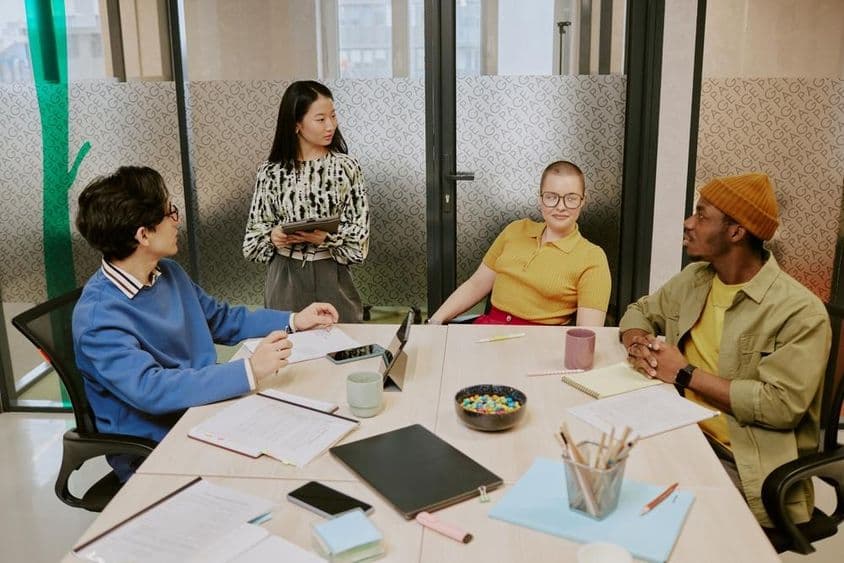 Colaboradores da Geração Z trabalhando juntos em um plano de negócios.