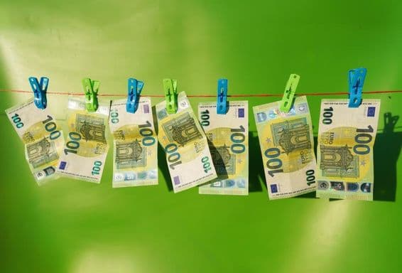 Notas de 100 euros secando em um varal.