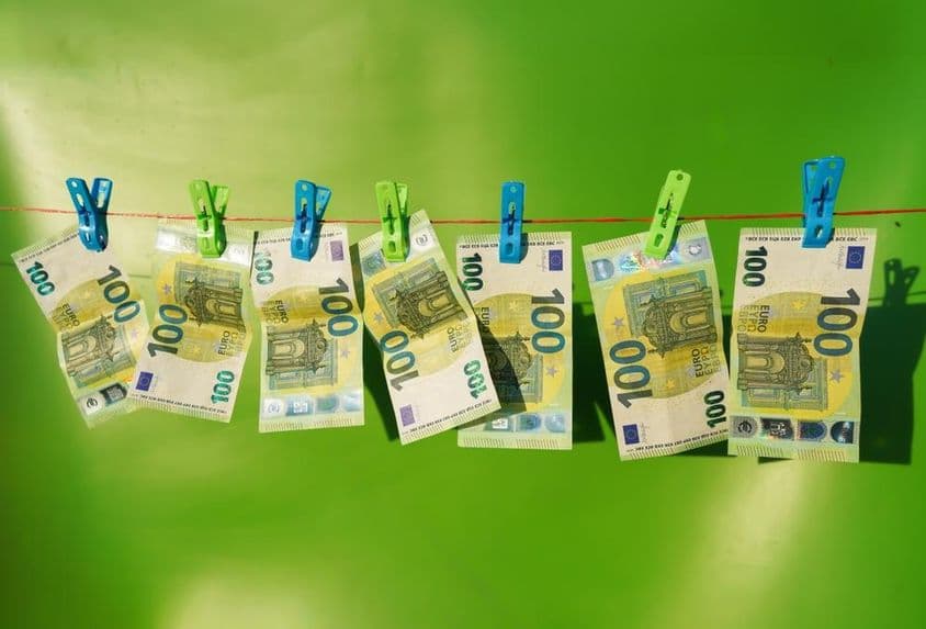 Notas de 100 euros secando em um varal.