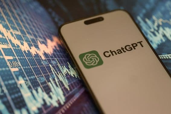 Smartphone com o logotipo oficial do ChatGPT exibido.