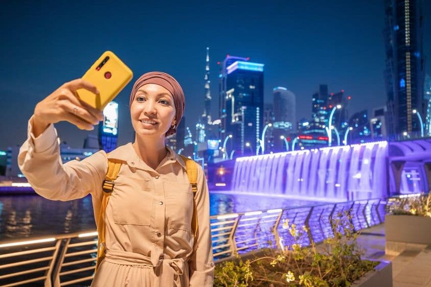 Uma blogueira tirando uma selfie no centro de Dubai.
