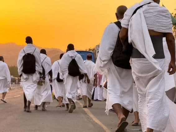 Muitos peregrinos do Hajj andando nas planícies de Arafat.