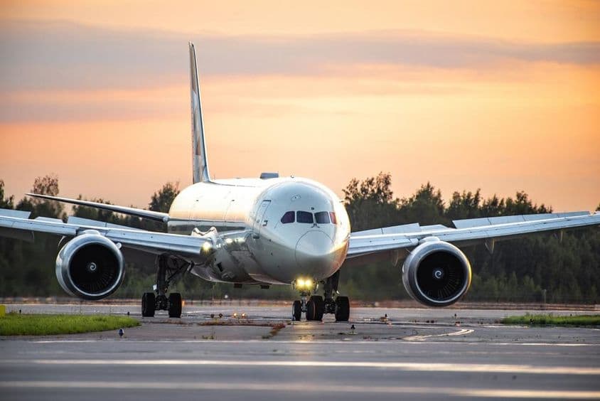 Boeing 787-8 Dreamliner da Etihad Airways taxiando na pista.
