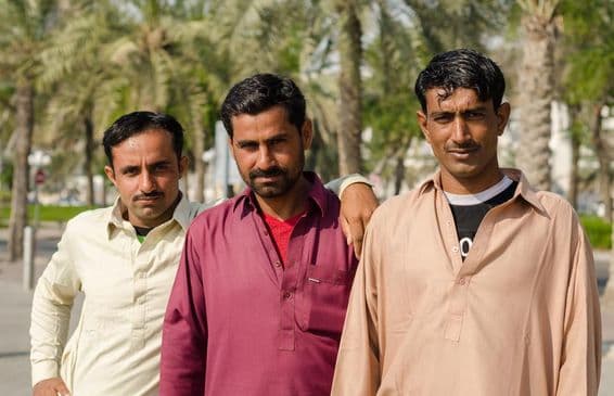 Trabalhadores paquistaneses da construção no seu dia de folga perto de Deira, em Bur Dubai.