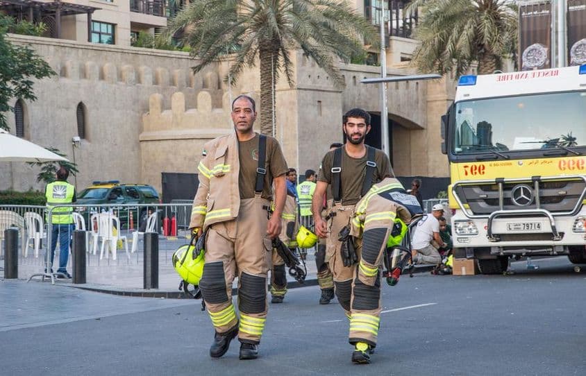 Bombeiros em Dubai extinguindo um incêndio contido com sucesso.