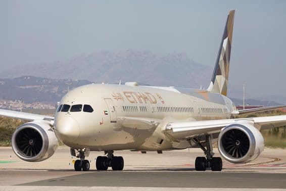 Etihad Airways Boeing 787-9 Dreamliner taxiando no aeroporto de El Prat.