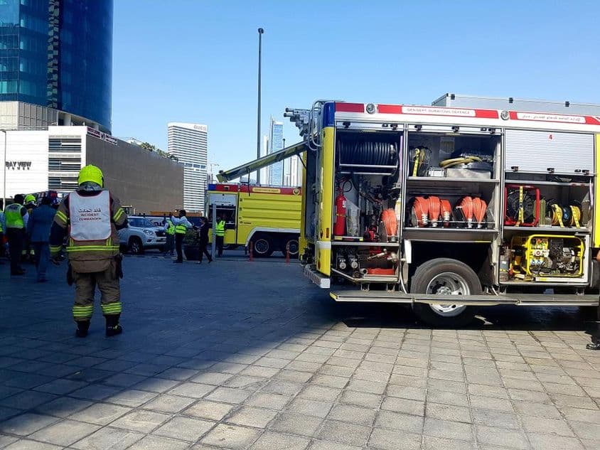 Chefe dos bombeiros de Dubai perto de um caminhão de bombeiro durante prática.
