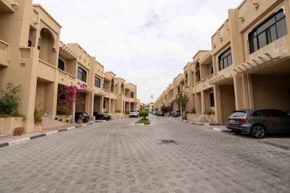 Rua residencial tranquila no Al Bateen Living Compound, Abu Dhabi.