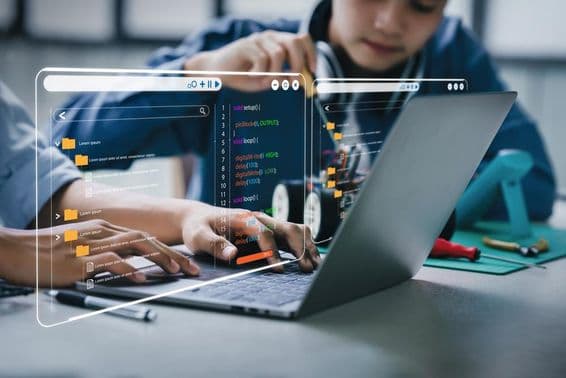 Adolescentes asiáticos trabalhando em lição de casa relacionada a braços robóticos e carros robôs.