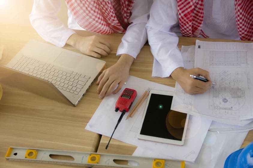 Um engenheiro árabe trabalhando em uma mesa.