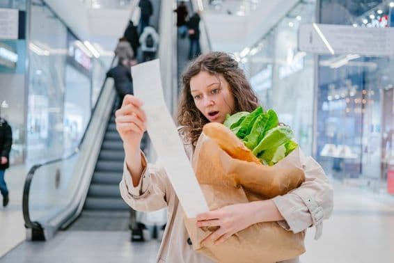 Uma mulher chocada em um supermercado em um shopping.