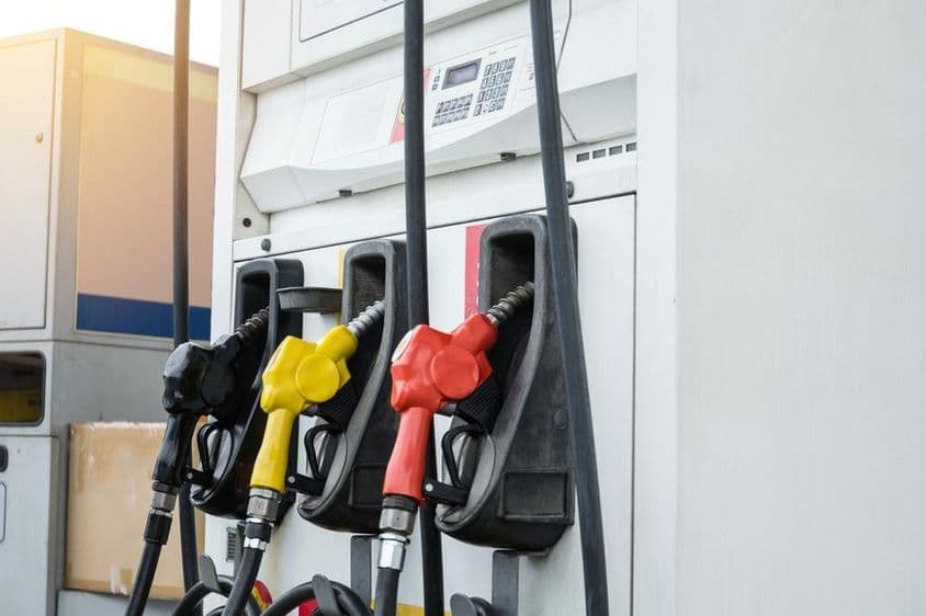 Posto de gasolina em Dubai com bombas preta, amarela e vermelha.