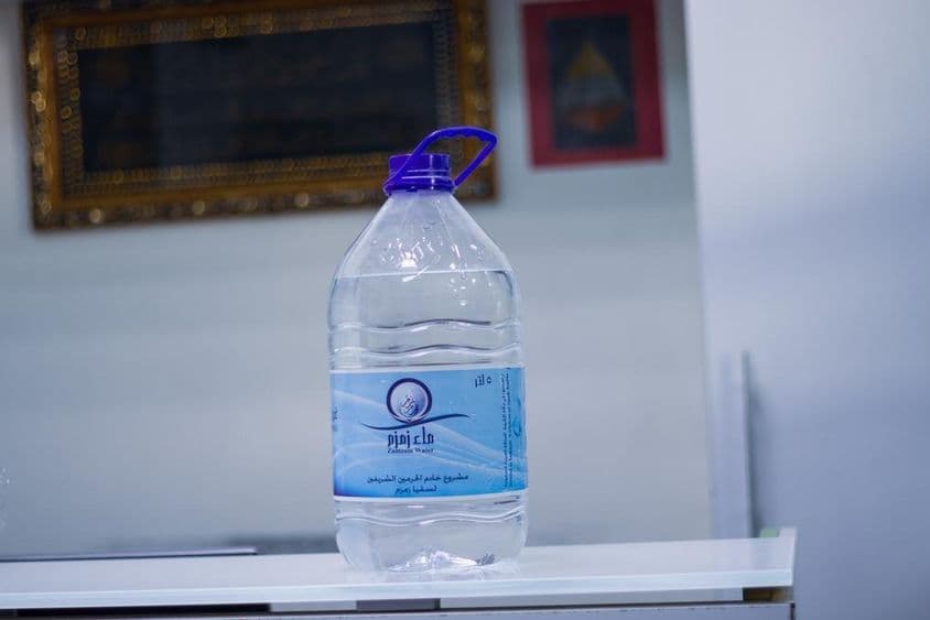 Água pura de Zamzam armazenada em uma garrafa.