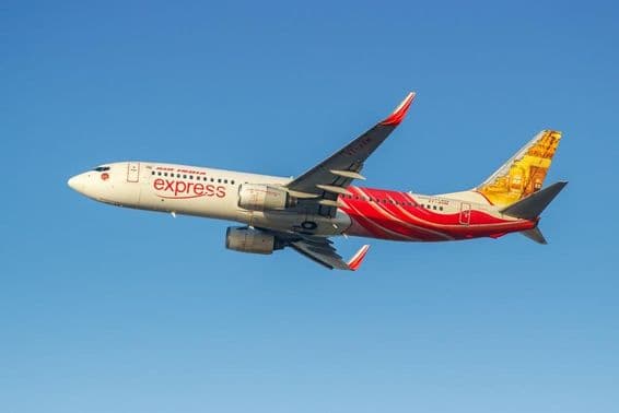 Avião Boeing 737-800 da Air India Express no aeroporto de Dubai.