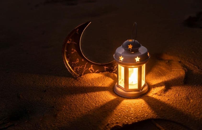 Lanterna e lua crescente na areia, Ano Novo Islâmico.