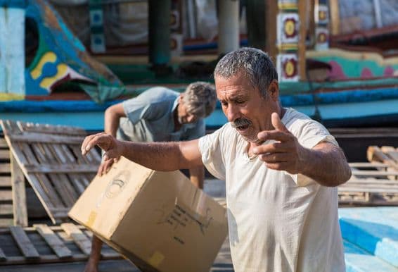 Trabalhador iraniano masculino em um barco no Dubai Creek.