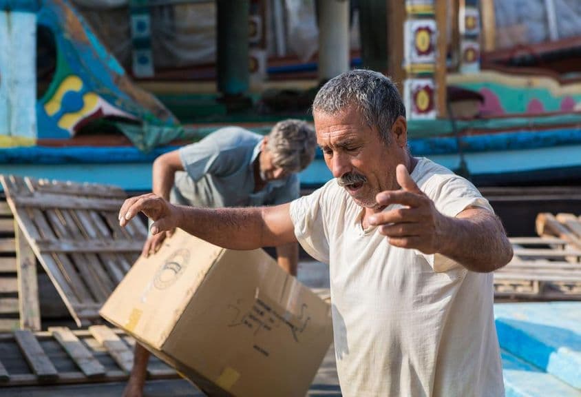 Trabalhador iraniano masculino em um barco no Dubai Creek.