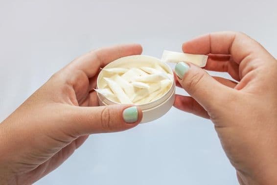 Saquinhos de snus, adesivos de nicotina nas mãos.