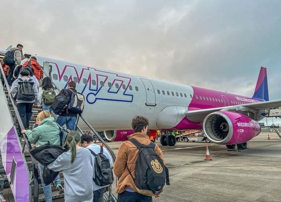 Mochileiros embarcando em um avião da companhia aérea Wizz Air