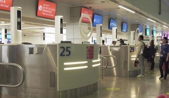 Passageiros na área de submissão de solicitação de visto no Aeroporto Internacional de Dubai.